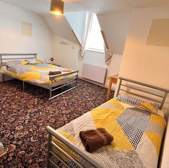 Quarto Triplo Estandar Banheiro Compartilhado, Castle Lodge Guest House 86 88 Sheil Rd L6 3af