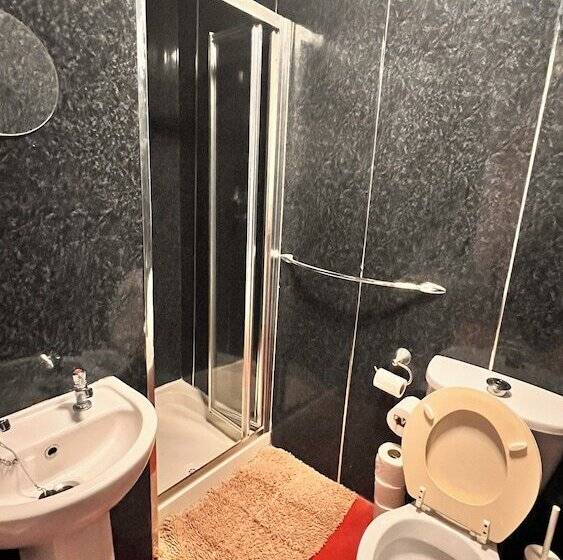 Семейный Номер, Castle Lodge Guest House 86 88 Sheil Rd L6 3af