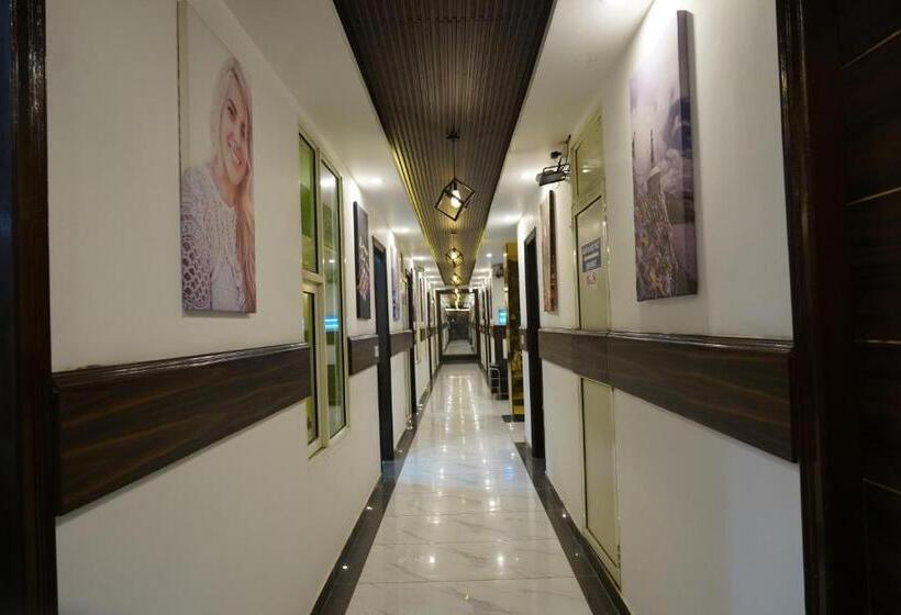 اتاق لوکس با تخت بزرگ, Red Apple Near Railway Station Chandigarh