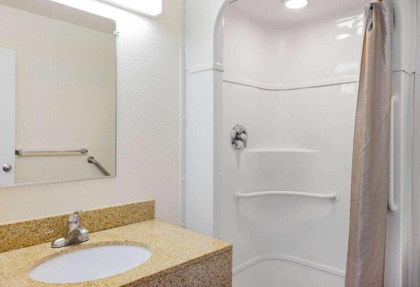 Номер Deluxe Кровать Кинг, Travelodge By Wyndham Miles City