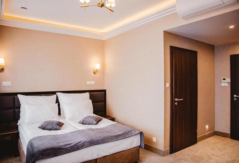 Quarto Estandar, Pałac Uniejów