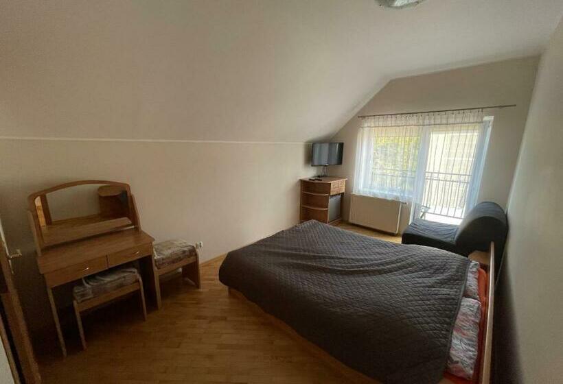 Quarto Triplo Estandar com Sacada, Pokoje Gościnne Estera