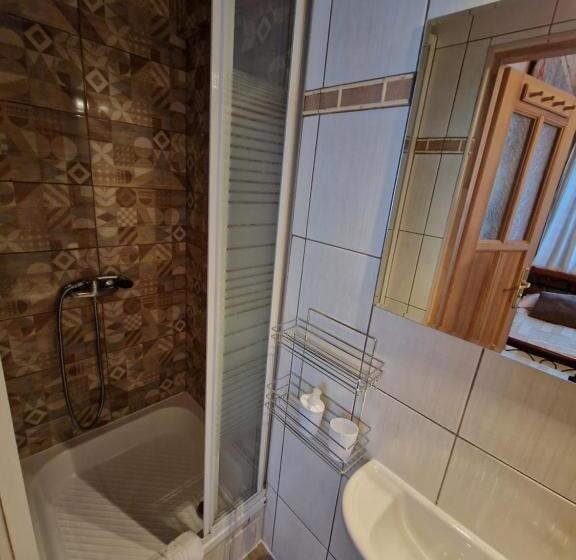 Quarto Economy, Koci Zamek