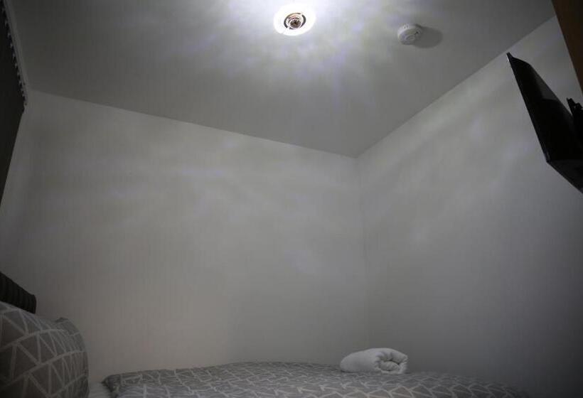 Номер Basic, Rostron House