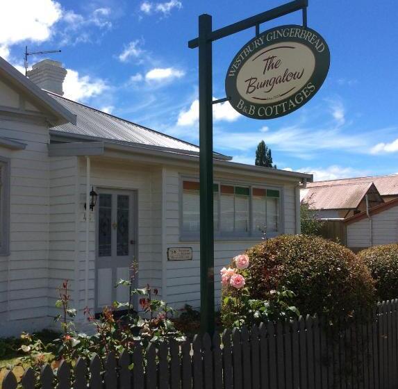标准平房, Westbury Gingerbread Cottages
