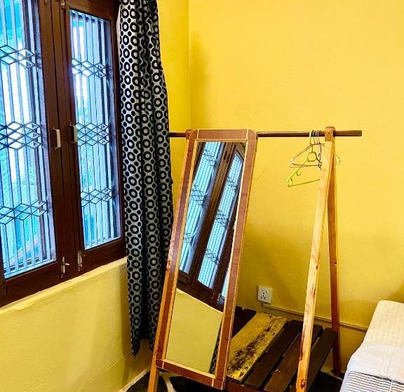 اتاق اکونومی, Paris Guest House