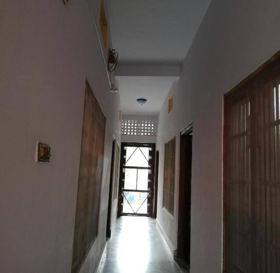 اتاق اکونومی, Paris Guest House
