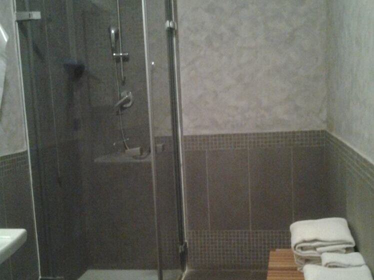 Camera Tripla Standard, Lux