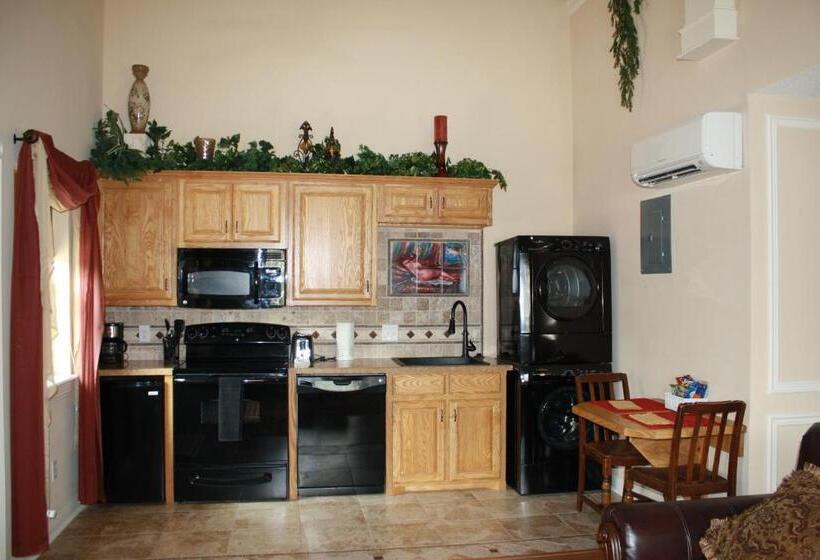 סוויטה, Woodrow House Bed & Breakfast