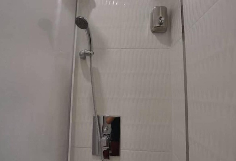 اتاق استاندارد, Just Inn