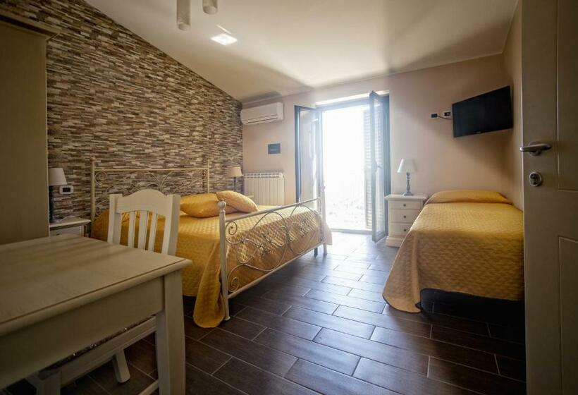 Трехместный Номер Стандарт с Балконом, B&b Malvetum