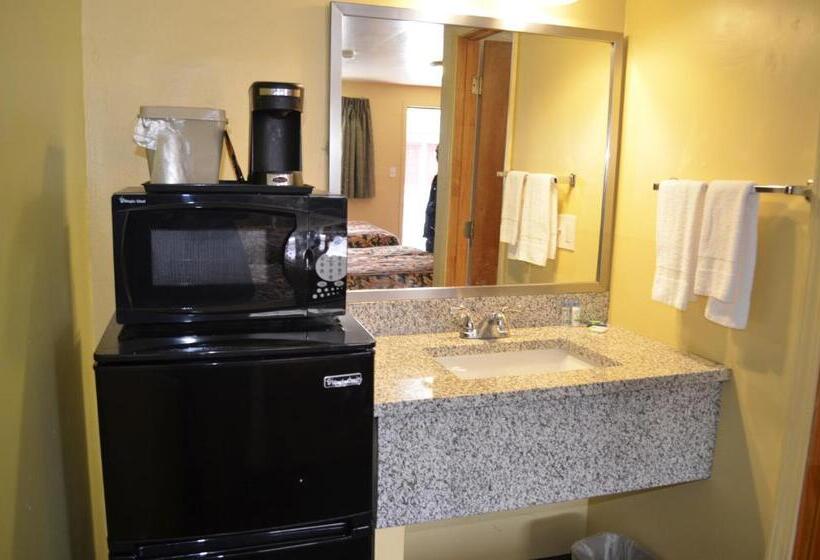 带2个双人床的标准工作室, Budget Inn Williamsville