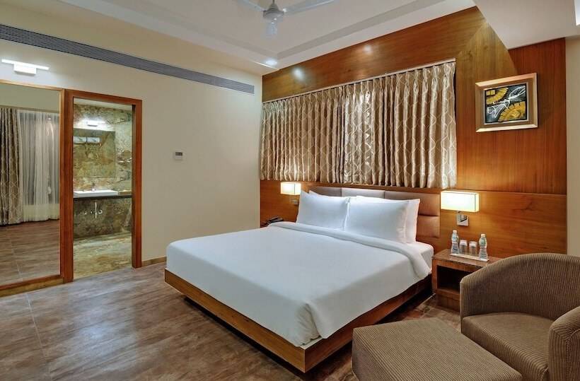 Люкс, The Fern Residency Somnath