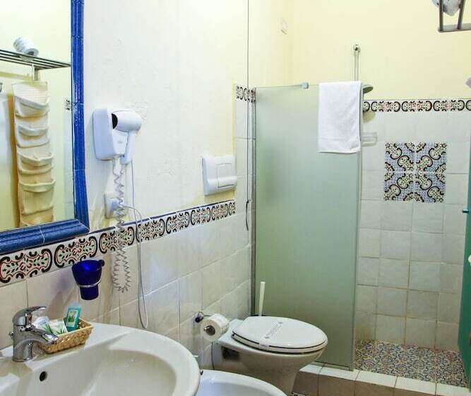 اتاق اساندارد با چشم‌انداز جانبی به دریا, Arcangelo   Salina