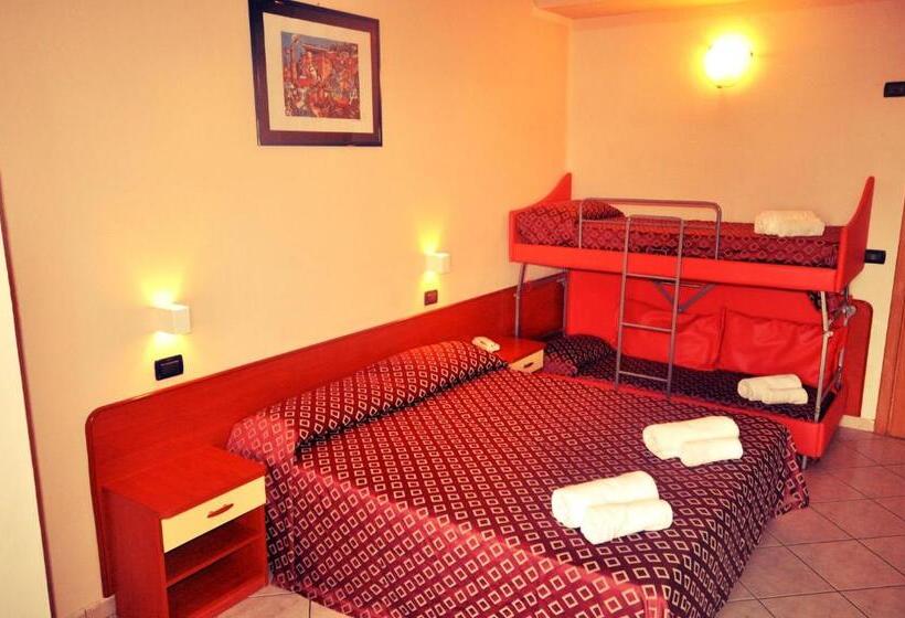 اتاق استاندارد چهارنفره با چشم‌انداز جانبی دریا, Grand Hotel Azzurra Club