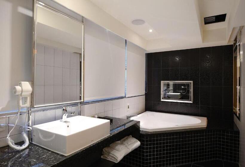 اتاق لوکس سه تخته, V One Vogue