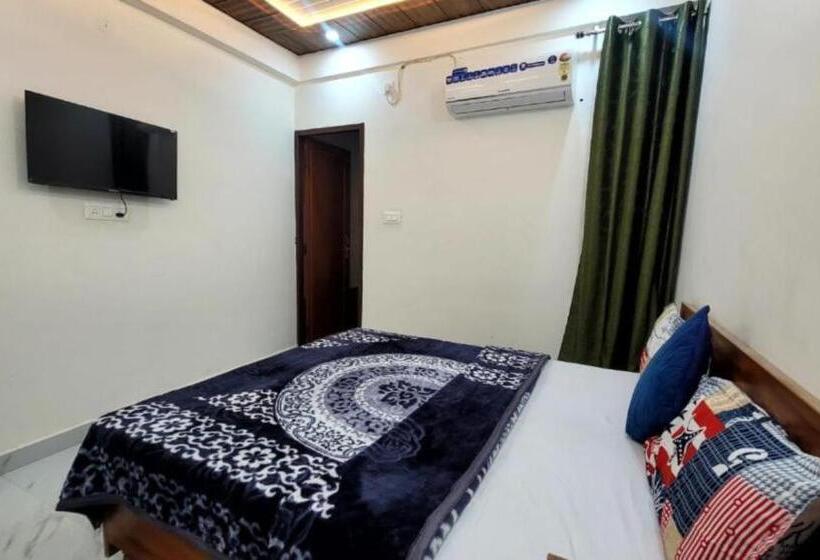 Номер Deluxe Кровать Кинг, Goroomgo Satya Dehradun