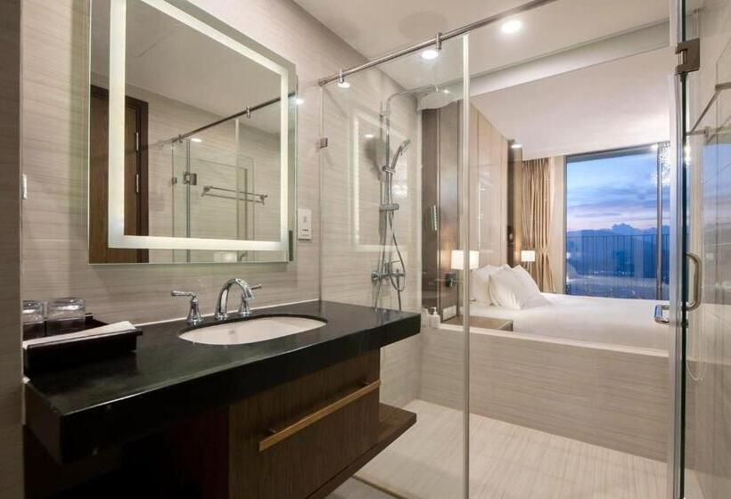 اتاق لوکس با بالکن, Capital Panorama Apartment