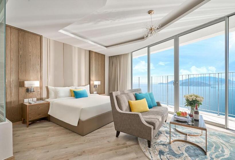 Deluxe Suite Sea View, Capital Panorama Apartment