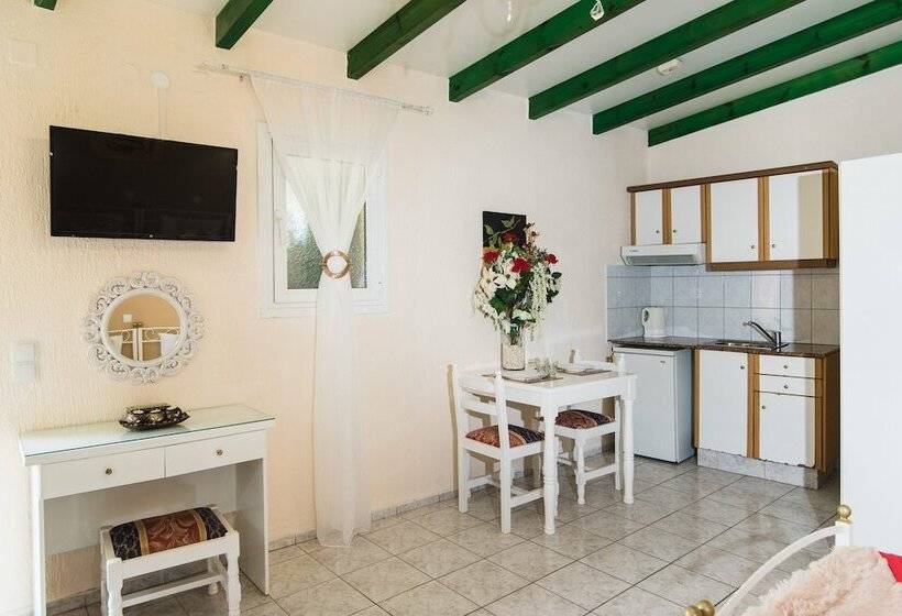 اتاق استاندارد سه تخته با چشمانداز استخر, Oasis Studios