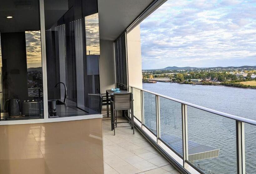 2 Bedrooms Apartment River View, Link Portside Wharf Apartment