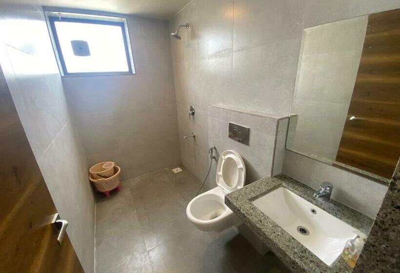 Трехместный Номер Классика, Oyo Flagship 81120  The Crown