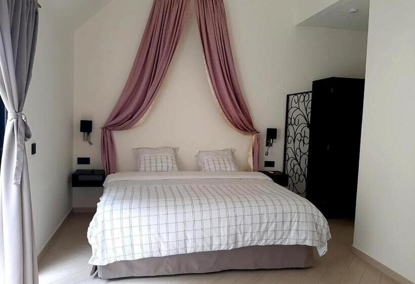 سوئیت با تخت بزرگ, Château Georgette