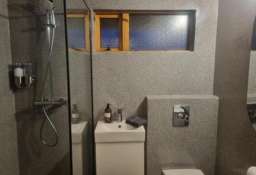 بانگلوی استاندارد, Flaga 2 Guesthouse