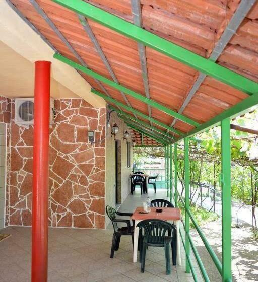 اتاق استاندارد سه تخته با بالکن, Romeo’s Guest House 2
