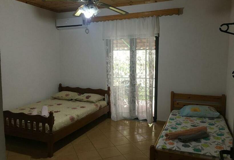 اتاق خانوادگی با چشم‌انداز باغ, Romeo’s Guest House 2