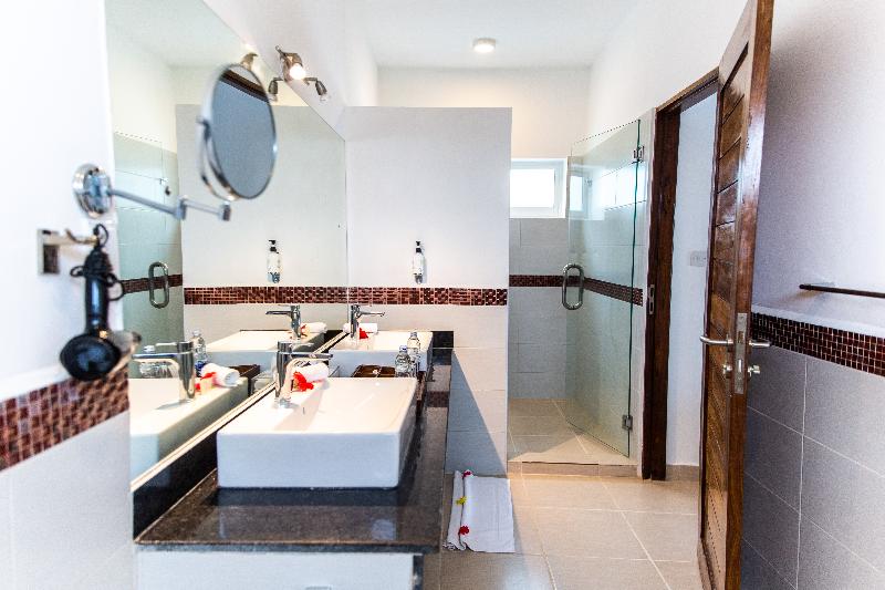 اتاق استاندارد چهار تخته, Cape 42 Hotel Ill