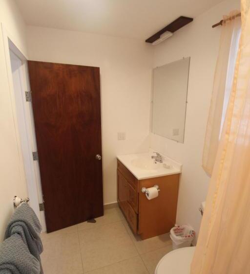سوئیت با تخت بزرگ, The Horny Toad Guest House