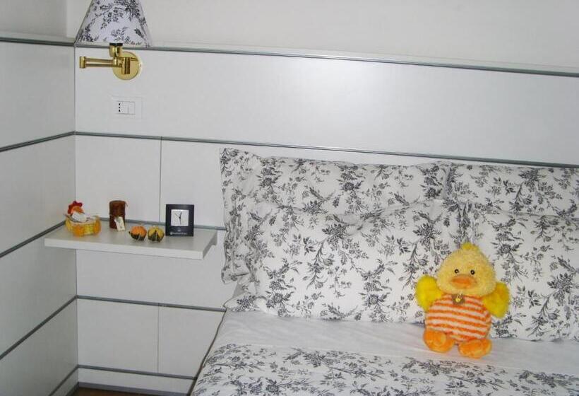 Economy Triple Room, Post