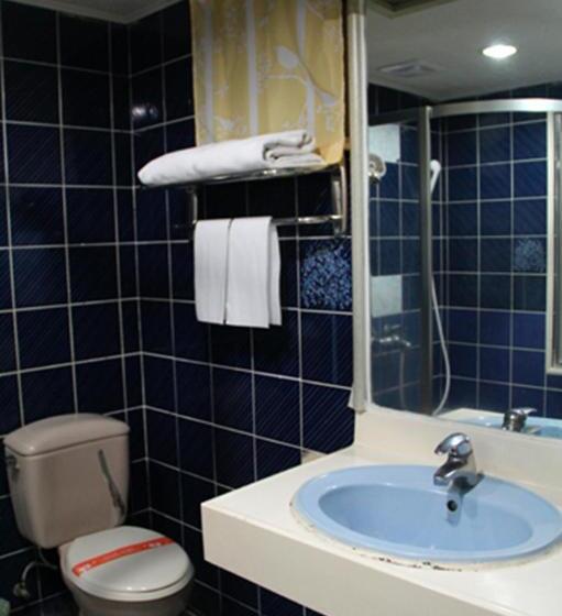 Economy Quadruple Room, Persimmon