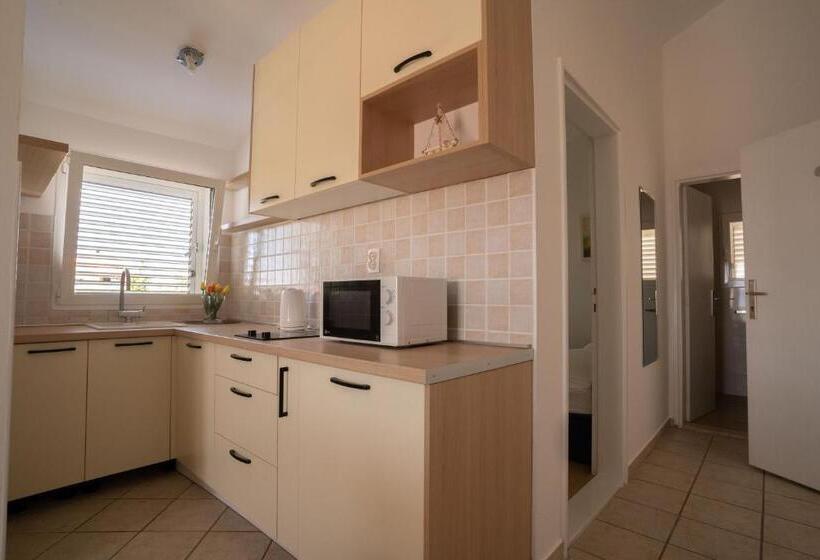 Апартаменты 1 Спальня Вид на Море, Apartments & Rooms Petra