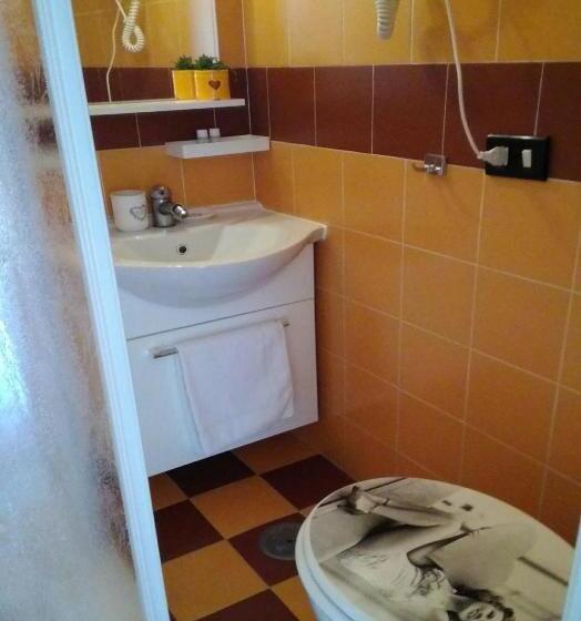 חדר סטנדרט לשלושה עם מרפסת, B&b Sweet Home Two Steps From The Ruins..