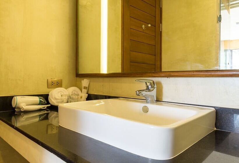 اتاق لوکس با چشم‌انداز دریا, Coriacea Beachfront Boutique Phuket Resort   Sha Plus