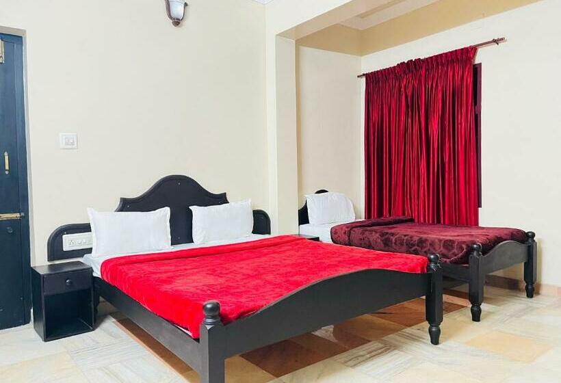 Номер Стандарт Трехместный, Coorg Hilltown Hotel   Madikeri