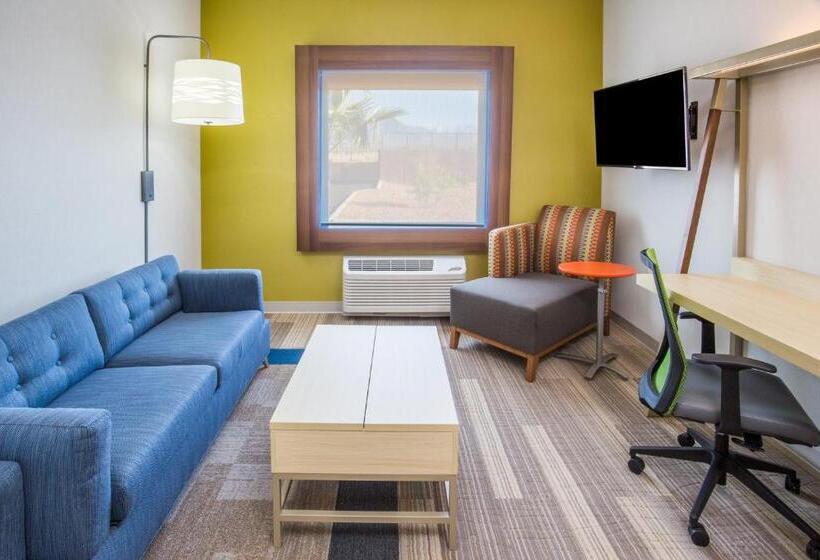 带大床的套房, Holiday Inn Express & Suites Pahrump, An Ihg
