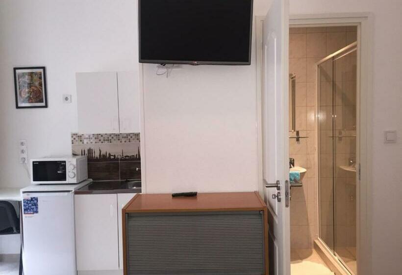 スタンダードスタジオ, Omega Guesthouse Budapest