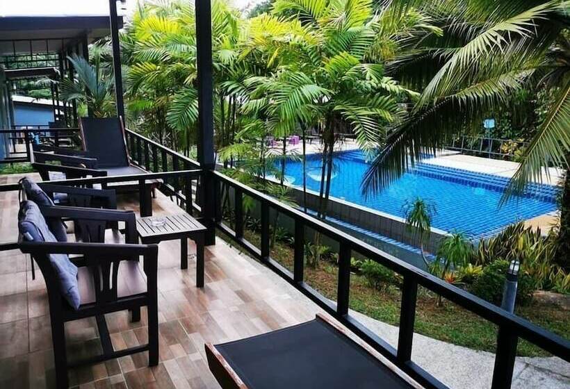 Студио Стандарт Вид на Бассейн, Chomphu Resort