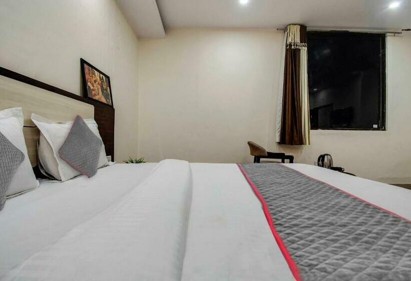 اتاق لوکس سه تخته, Capital O Hotel Pink Peral