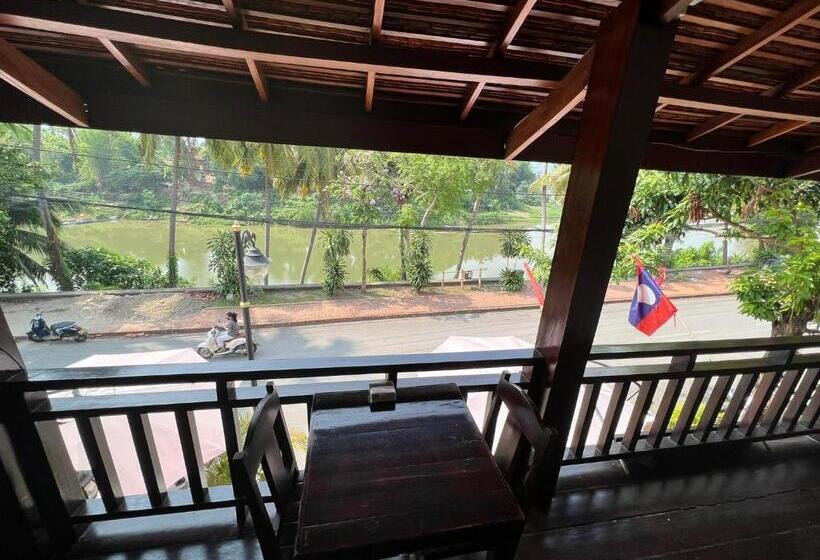 Deluxe room with river view, Golden Lotus Namkhan River View