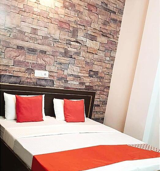 Номер Deluxe, Barak S Stays    Lpu Law Gate    Couples, Parents, Students Favourite