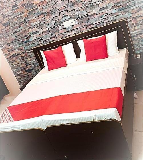 Номер Deluxe, Barak S Stays    Lpu Law Gate    Couples, Parents, Students Favourite
