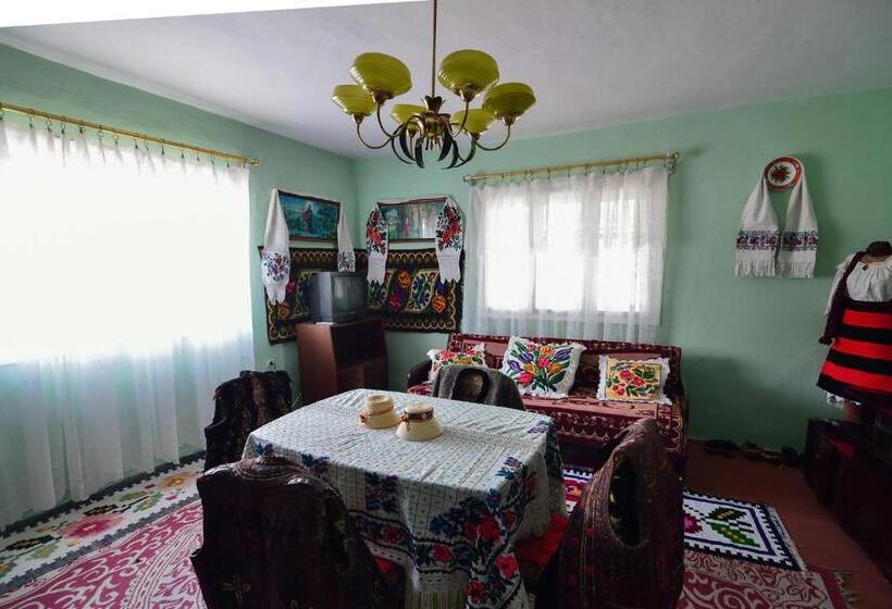 Семейный Номер Совместный Санузел, Busta House
