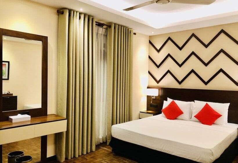 标准三人间, Tropic Inn