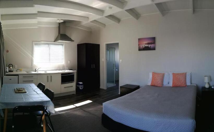 استودیوی استاندارد, Rainbow Motel & Guest House
