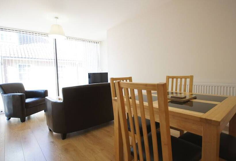 شقة غرفة واحدة, Crompton House Apartments