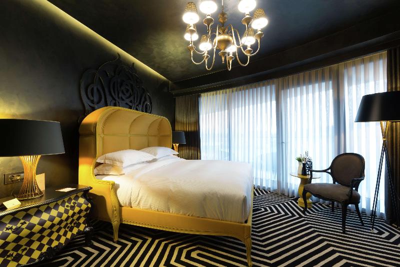 带大床的豪华间, Doubletree By Hilton Hotel Izmir Airport